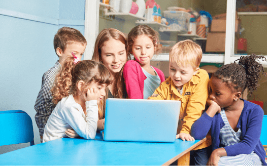 děti u notebooku - digitální výuka
